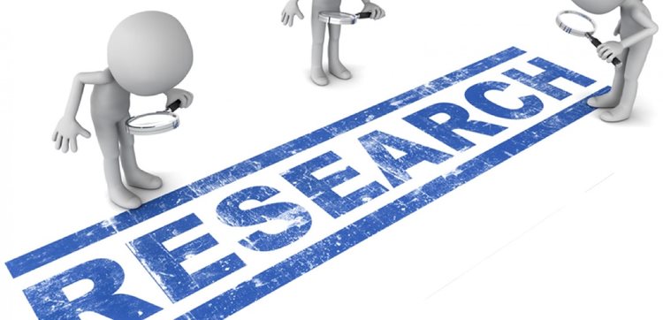 Poppetjes met vergrootglas onderzoeken het woord "Research"