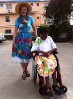 Louise de Groodt met een van de kinderen op Sint Maarten